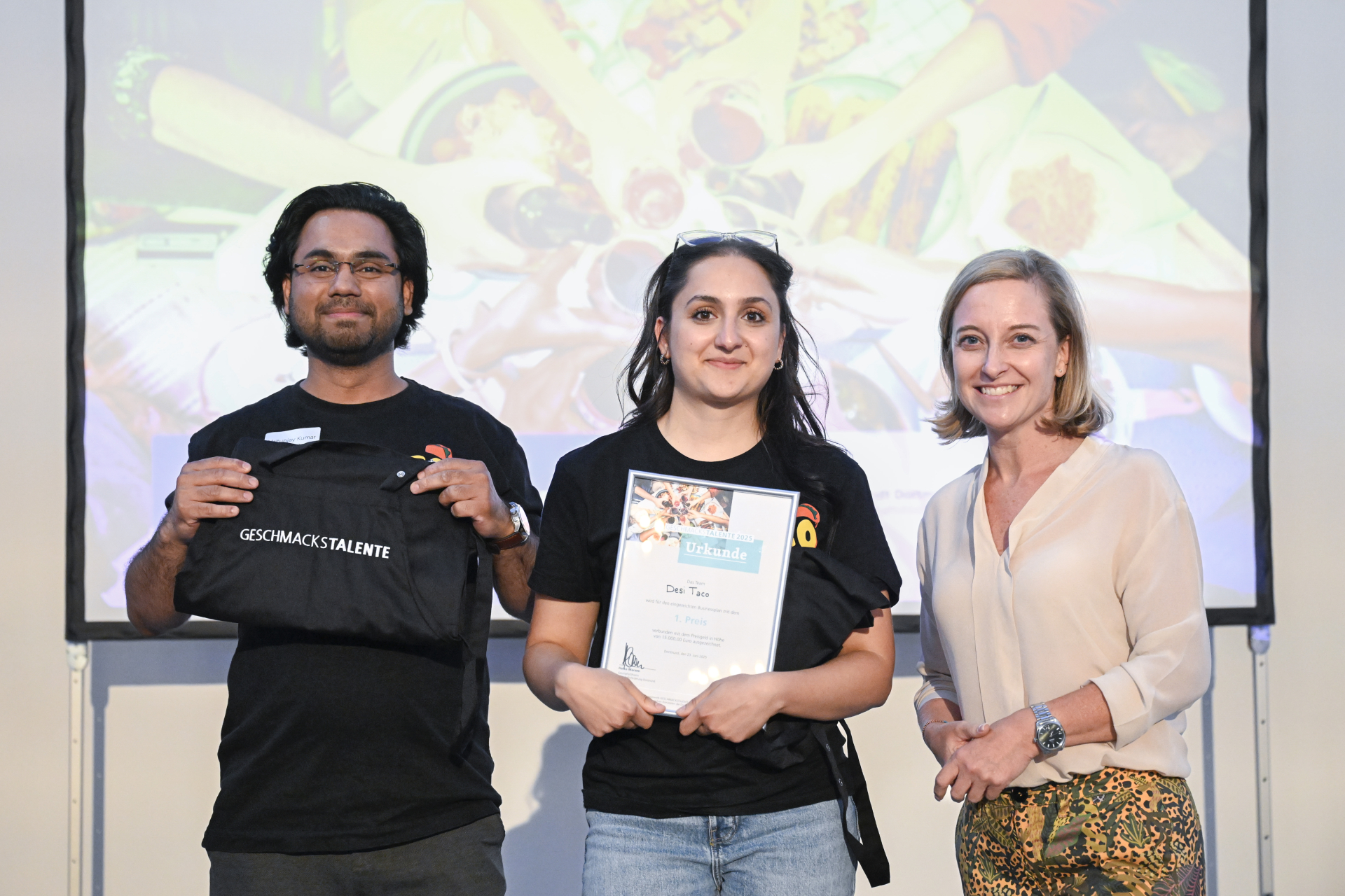 WFDO Geschäftsführerin Heike Marzen kürt das Gewinnerteam Desi Taco