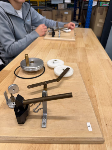 Schüler*innen beim Betriebsbesuch