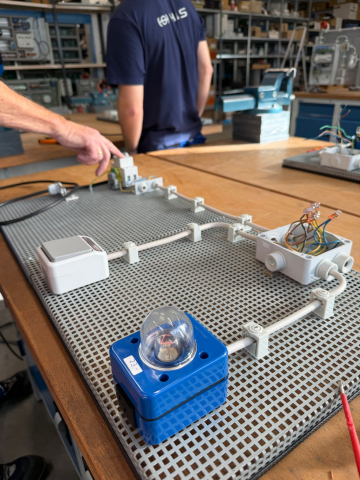 Schüler*innen beim Betriebsbesuch